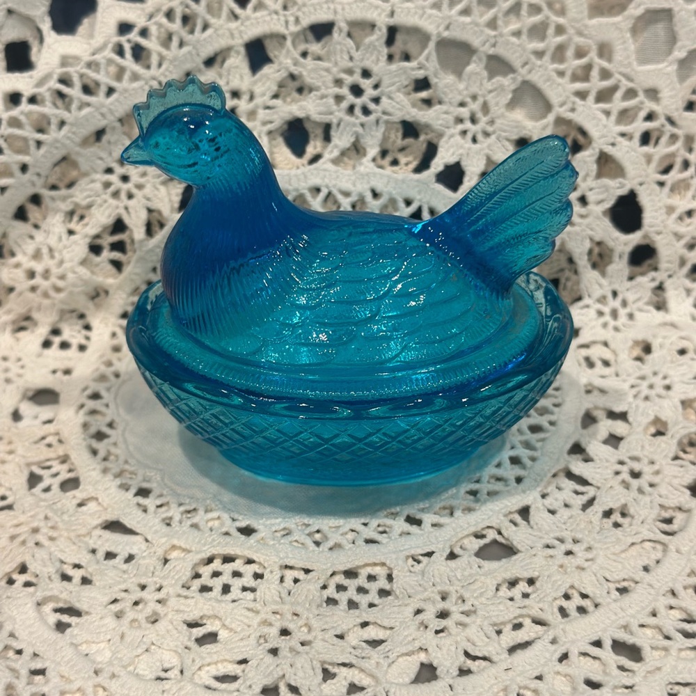 Blue Glass Hen on Nest 3.5 inches